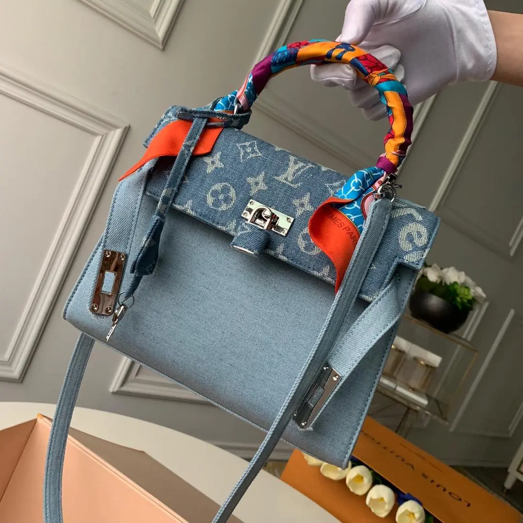 x Supreme 2019 Humble Travel Bag Kelly M49991